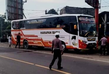 FOTO : Kecelakaan lalu lintas anyara Bus Harapan Baru dengan sepeda motor Honda Beat di Jalan Raya Dusun Boro, Desa Tuliskriyo, Kecamatan Sanankulon, Kabupaten Blitar (blok-a.com/Fajar)