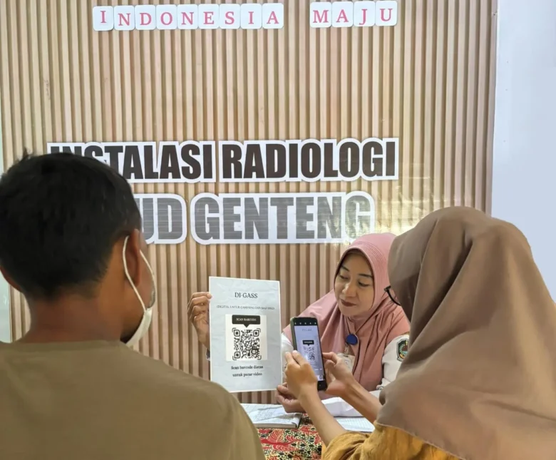 Petugas radiografer RSUD Genteng saat memberikan edukasi kepada pasien, Rabu (5/2/2025).(dok RSUD untuk blok-a.com)