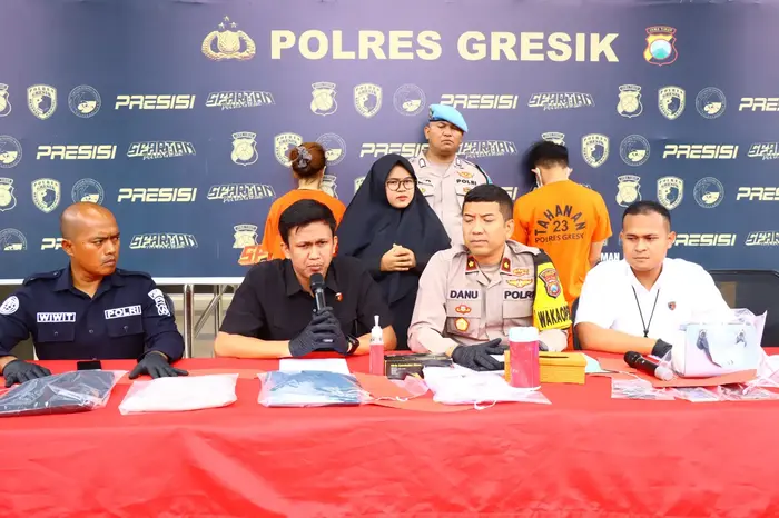 Wakapolres Gresik, Kompol Danu Anindhito Kuncoro Putro didampingi Kasatreskrim Polres Gresik AKP Abid Uais Al-Qarni Aziz, saat merilis kasus pornografi di halaman Mapolres Gresik.(Istimewa)