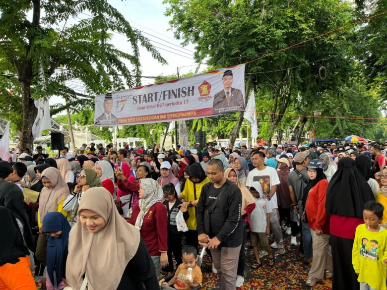 Teks foto : Puluhan ribu warga mengikuti Senam dan Jalan Sehat HUT Partai Gerindra ke-17 di WEP, Gresik.(blok-a.com/Ivan)
