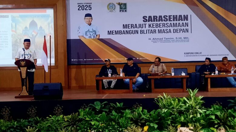 FOTO : Anggota DPRD Provinsi Jatim Fraksi PKB Dapil 7, H. Ahmad Tamim, dalam sebuah sarasehan yang digelar di Kampung Coklat. (blok-a.com/Fajar)