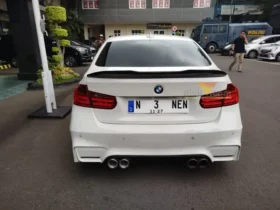 BMW dengan pelat nomor palsu yang tak senonoh diamankan usai viral di media sosial. (blok-a.com/Yogga Ardiawan)