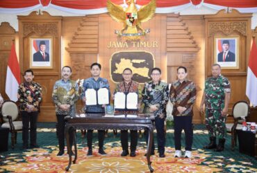 Penandatanganan Nota Kesepakatan Bersama pendirian SMAN 2 Taruna Pamong Praja Bojonegoro di Gedung Negara Grahadi, Jumat (14/2/2025).