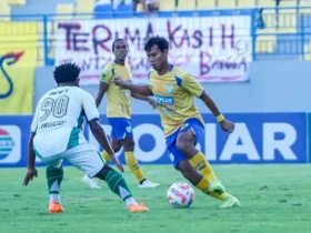 Gresik United VS Persewar Waropen di Stadion Gelora Joko Samudro, Gresik, Minggu (16/2/2025). (istimewa)