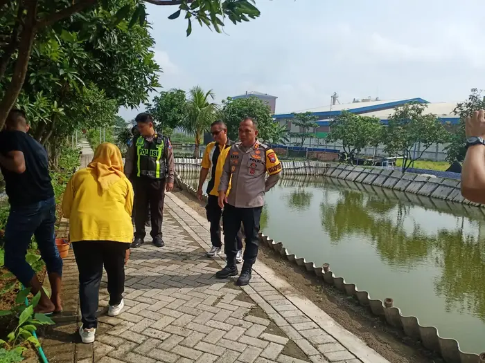Wakapolresta Sidoarjo AKBP I Made Bayu Sutha Sartana saat meninjau BUMDes Ponokawan, Krian.