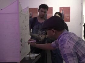 Di sekujur permukaan damar kurung dilukis cerita-cerita masyarakat Gresik seperti tradisi pasar bandeng, perayaan IdulFitri, suasana warung kopi hingga keramaian alun-alun.(Istimewa)