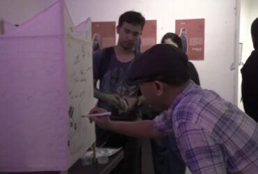 Di sekujur permukaan damar kurung dilukis cerita-cerita masyarakat Gresik seperti tradisi pasar bandeng, perayaan IdulFitri, suasana warung kopi hingga keramaian alun-alun.(Istimewa)