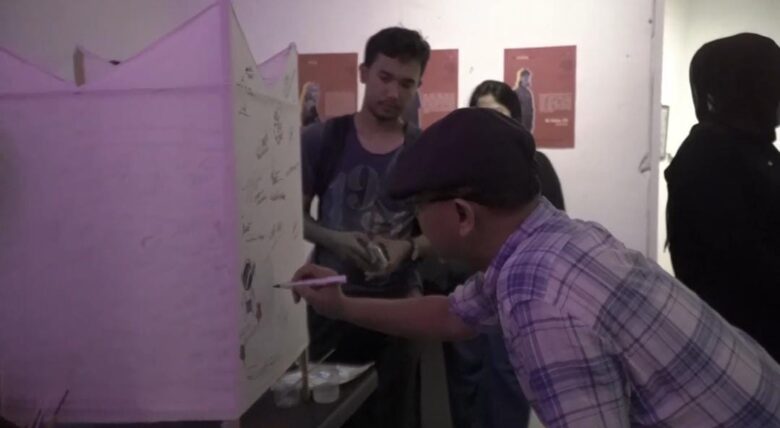 Di sekujur permukaan damar kurung dilukis cerita-cerita masyarakat Gresik seperti tradisi pasar bandeng, perayaan IdulFitri, suasana warung kopi hingga keramaian alun-alun.(Istimewa)