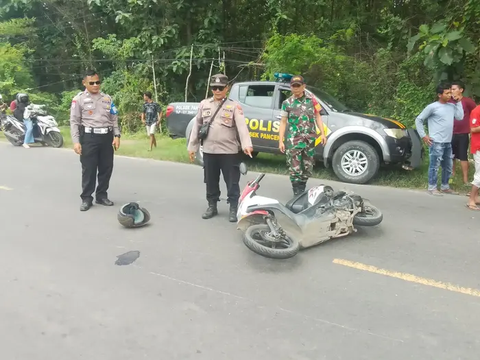 Petugas kepolisian olah tkp kecelakaan di Jalan Raya Deandles, Desa Surowiti, Kecamatan Panceng.(Istimewa)