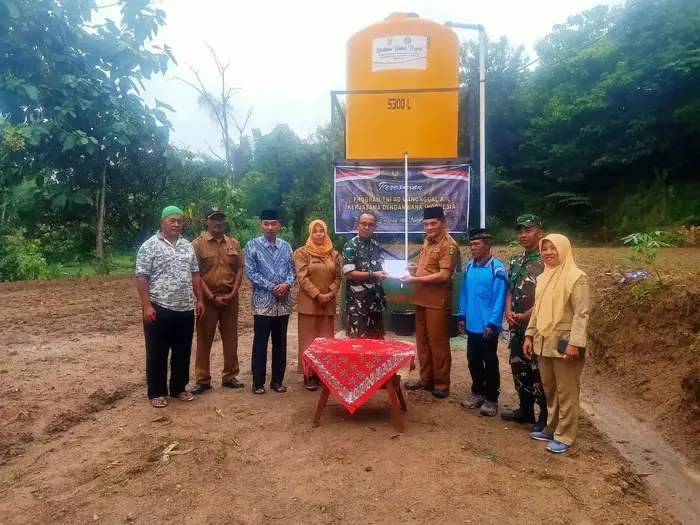 Foto bersama usai peresmian sumur bor di Dukuh Natah, Desa Selotinatah Magetan, Senin (24/2/2025).