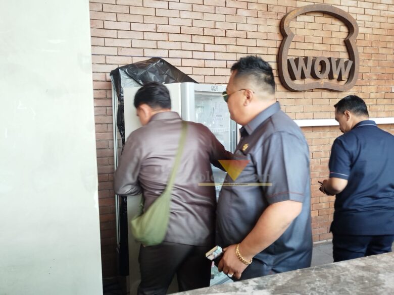 Anggota Komisi A DPRD bersama Disnaker PMPTSP Kota Malang saat mengecek dugaan penjualan minol ilegal di salah satu restoran di Kota Malang (blok-a.com / Yogga Ardiawan)