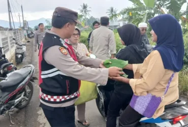 Polsek Kalibaru, Banyuwangi bagikan bunga untuk 'nyekar' kepada warga, Jumat (28/2/2025).(blok-a.com/Kuryanto)
