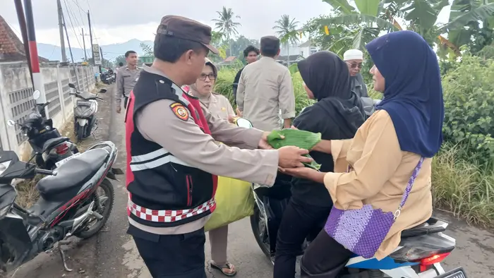 Polsek Kalibaru, Banyuwangi bagikan bunga untuk 'nyekar' kepada warga, Jumat (28/2/2025).(blok-a.com/Kuryanto)