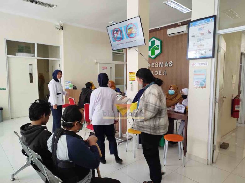 Antrian peserta PKG di Puskesmas Cisadea, Kecamatan Blimbing (blok-a.com / Yogga Ardiawan)