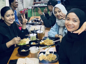 Para pengunjung saat menikmati mie di kedai mi.mo (dok / Instagram @mimo.mlg)
