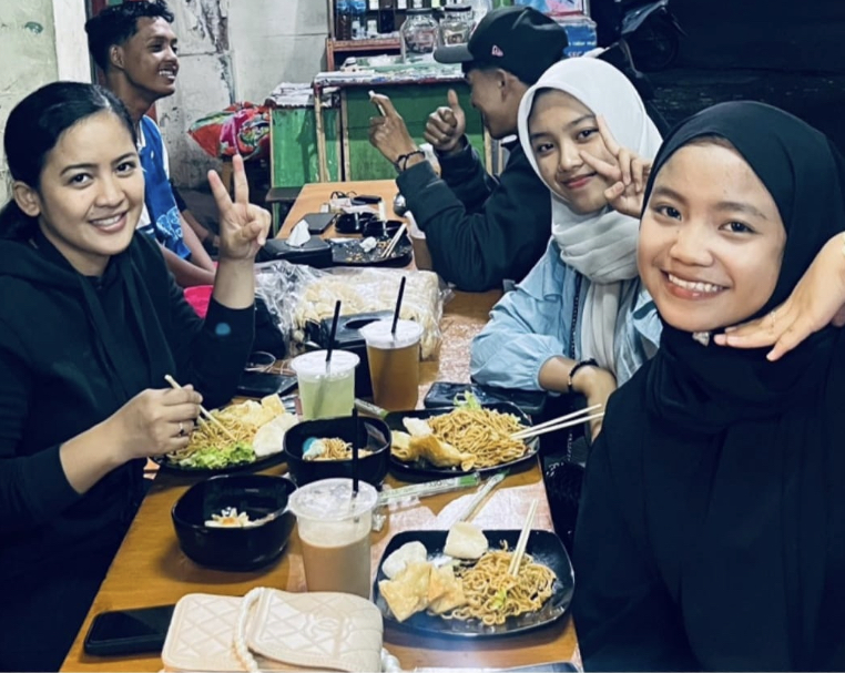 Para pengunjung saat menikmati mie di kedai mi.mo (dok / Instagram @mimo.mlg)