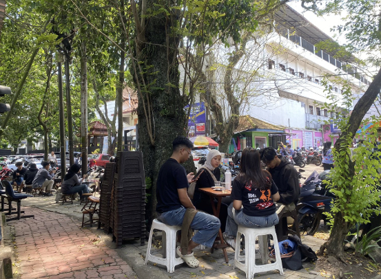Warung Old Money yang mengusung konsep street coffe di Kota Malang (blok-a.com / M Berril Labiq)