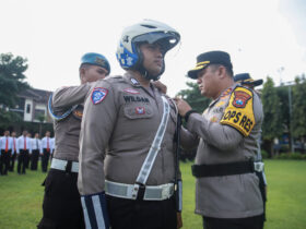 Teks : Kapolres Jombang AKBP Ardi Kurniawan saat pimpin apel gelar pasukan operasi keselamatan Semeru 2025.(black k-a.com/Syahrul Wijaya)