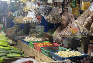 Salah satu pedagang cabai di Pasar Blimbing, Kota Malang, Selasa (11/2/2025) (Mahasiswa Magang Unitri, Akroman)