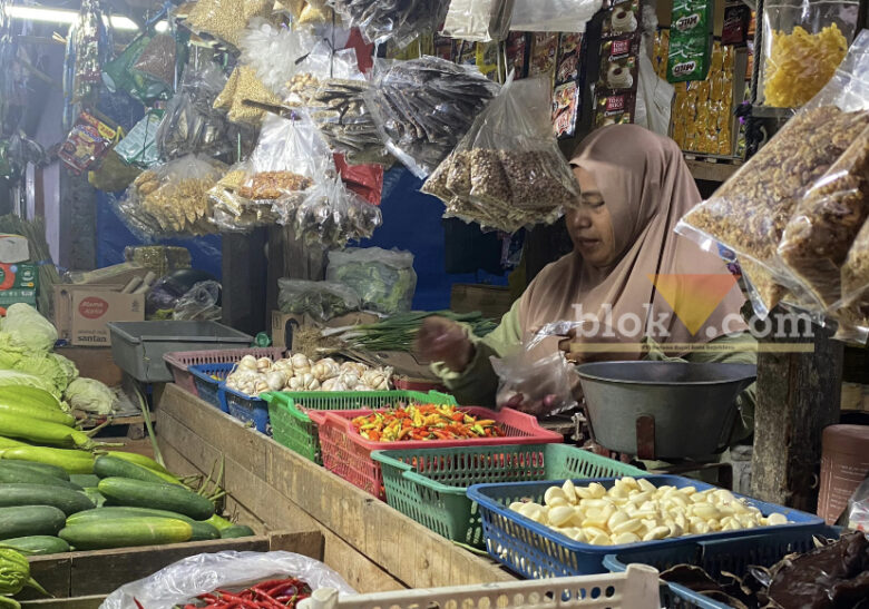 Salah satu pedagang cabai di Pasar Blimbing, Kota Malang, Selasa (11/2/2025) (Mahasiswa Magang Unitri, Akroman)