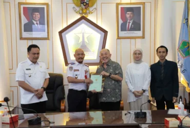 Proses pembayaran lahan parkir oleh Pemkot Malang ke pemilik lahan di Kayutangan (dok. Prokopim Kota Malang for blok-a)