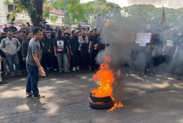 Aksi Badan Eksekutif Mahasiswa (BEM) Malang Raya untuk mencabut Instruksi Presiden (Inpres) Nomor 1 Tahun 2025 terkait dengan Efisiensi Anggaran