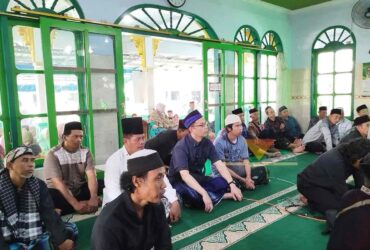 Suasana Majelis Zikir TQN yang dilaksanakan di Masjid Al-Mubarok, Kompleks DPUPRPKP Kota Malang (blok-a.com/ Yogga Ardiawan)