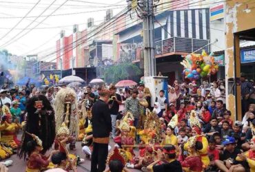 Atraksi yang dilakukan oleh peserta dalam pawai budaya tlogomas 2025 (blok-a.com / Yogga Ardiawan)