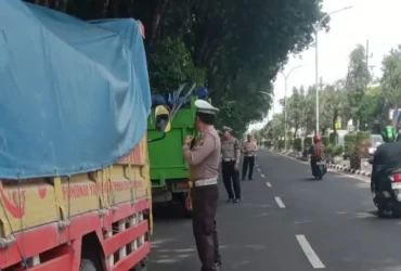 Petugas memeriksa kelengkapan surat-surat kendaraan serta menindak pelanggaran lalu lintas di wilayah Gresik.(Istimewa)