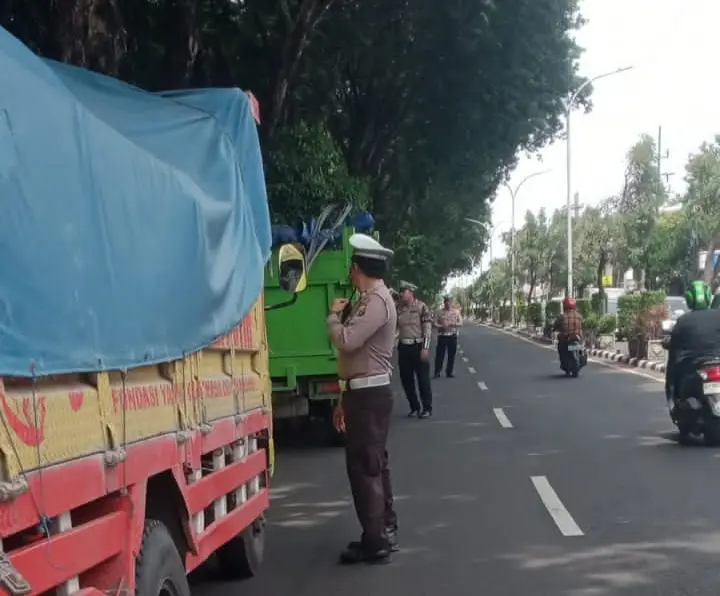 Petugas memeriksa kelengkapan surat-surat kendaraan serta menindak pelanggaran lalu lintas di wilayah Gresik.(Istimewa)