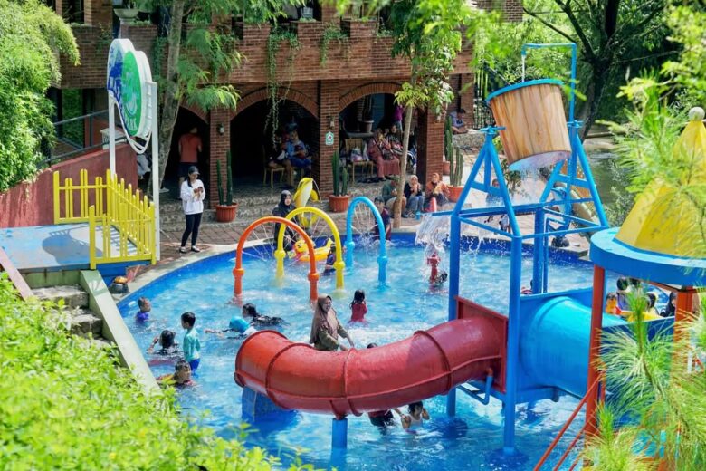 kafe kolam renang malang
