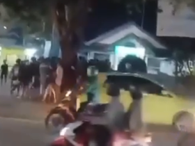 Tangkapan layar video dugaan pengeroyokan oleh kelompok anak punk di lampu merah Lincing, Kecamatan Rogojampi, Banyuwangi.