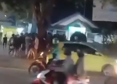 Tangkapan layar video dugaan pengeroyokan oleh kelompok anak punk di lampu merah Lincing, Kecamatan Rogojampi, Banyuwangi.