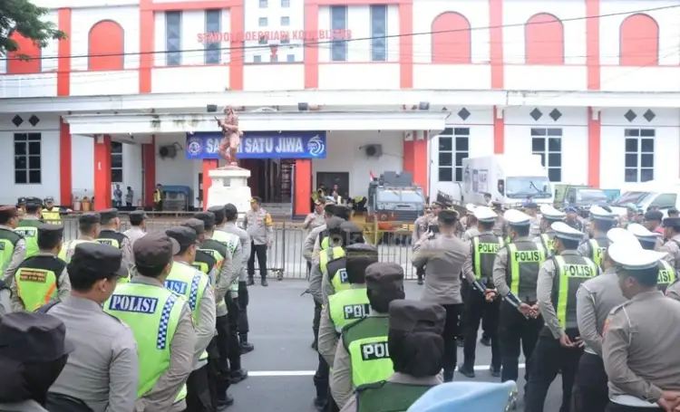 Petugas gabungan siap mengamankan pertandingan Arema FC dan Bali United. (blok-a.com/Fajar)
