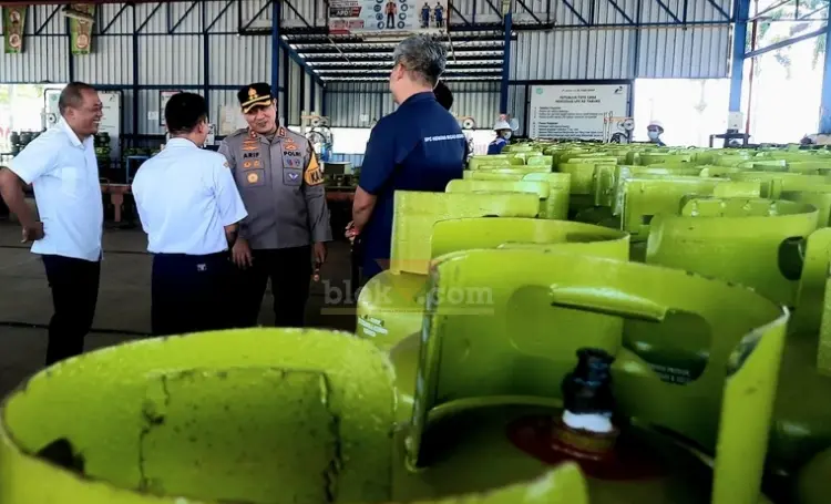 Kapolres Blitar bersama Kepala Dinas Indag Kabupaten Blitar, pejabat Pertamina, serta Hiswana Migas, melakukan sidak di SPPBE Bence Garum. (blok-a.com/Fajar)
