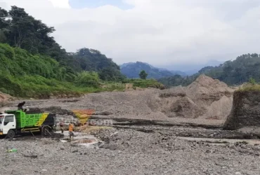 Aktivitas masyarakat lokal yang melaksanakan pencarian pasir secara manual, menggunakan alat sekop maupun cangkul di Kali Bladak. (blok-a.com/Fajar)