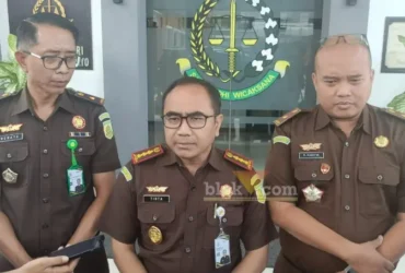 Kepala Kejari kabupaten Mojokerto tengah memberikan keterangan kepada wartawan.(blok-a.com/Syahrul Wijaya)