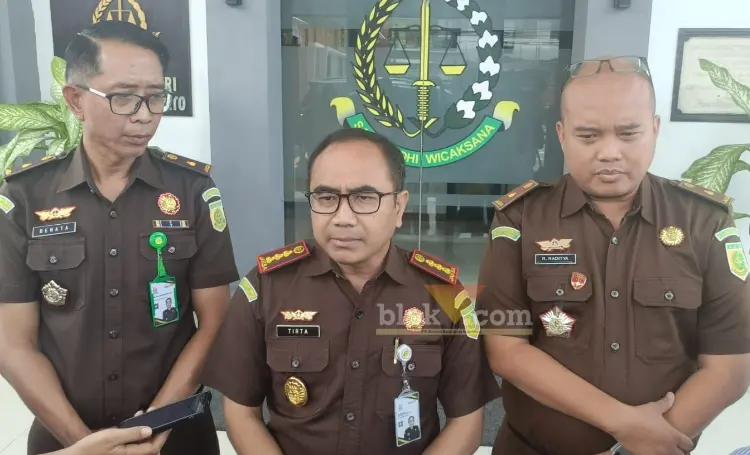 Kepala Kejari kabupaten Mojokerto tengah memberikan keterangan kepada wartawan.(blok-a.com/Syahrul Wijaya)