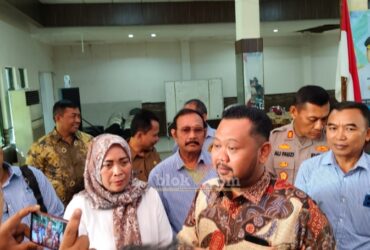 Bupati Gresik Fandi Akhmad Yani (kanan), Ketua KONI Gresik dr Anis Ambiyo Putri (kiri). (blok-a.com/ivan)