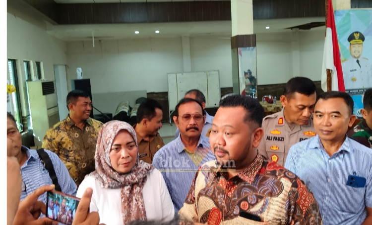 Bupati Gresik Fandi Akhmad Yani (kanan), Ketua KONI Gresik dr Anis Ambiyo Putri (kiri). (blok-a.com/ivan)