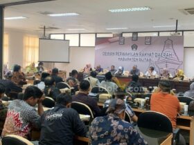 Komisi IV DPRD Kabupaten Blitar menggelar rapat dengar pendapat, untuk membahas permasalahan pelayanan BPJS Kesehatan. (blok-a.com/Fajar)