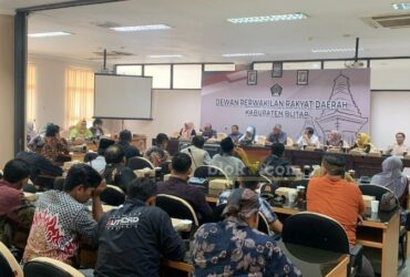 Komisi IV DPRD Kabupaten Blitar menggelar rapat dengar pendapat, untuk membahas permasalahan pelayanan BPJS Kesehatan. (blok-a.com/Fajar)