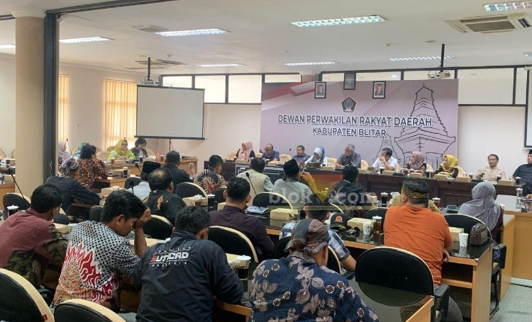 Komisi IV DPRD Kabupaten Blitar menggelar rapat dengar pendapat, untuk membahas permasalahan pelayanan BPJS Kesehatan. (blok-a.com/Fajar)