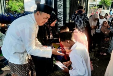 Ketua Komisi II DPRD Kota Blitar, Yohan Tri Waluyo memberikan santunan kepada anak yatim dan piatu. (blok-a.com/Fajar)