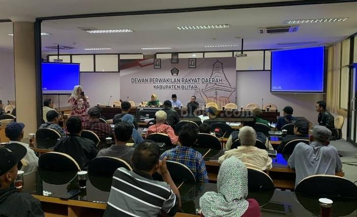 KRPK bersama FMR menggelar audiensi dengan DPRD Kabupaten Blitar. (blok-a.com/Fajar)