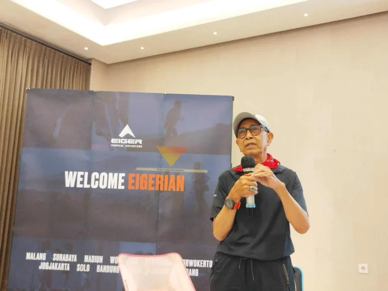 Jukardi Adrian atau Abah Bongkeng, Pendaki Legenda saat bercerita di Eigerian Malang (blok-a.com / Yogga Ardiawan)