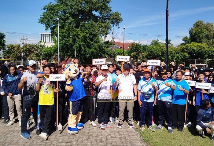 Pj Wali Kota Malang, Iwan Kurniawan bersama para atlet Porprov Jatim IX.(blok-a.com/Yogga Ardiawan)