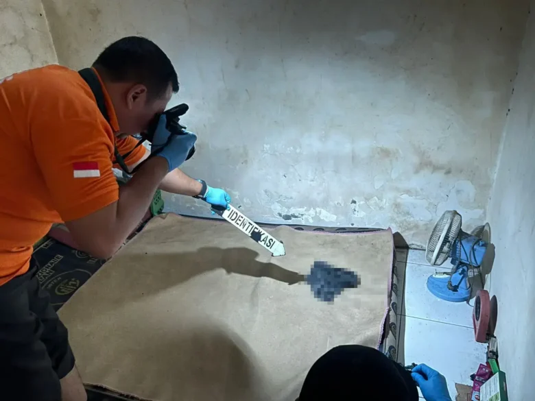 Anggota Kepolisian saat olah TKP penemuan mayat di kos Mojosari.(dokumen Polsek)