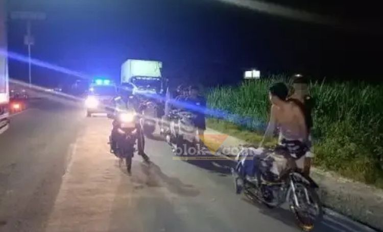 Para pelaku balap liar yang terjaring razia digelandang ke Mapolsek Mojoagung.(blok-a.com/Syahrul Wijaya)