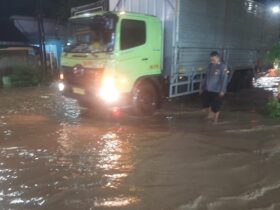 Kendaraan yang melintas di jalur Pantura Situbondo terendam banjir. (istimewa)